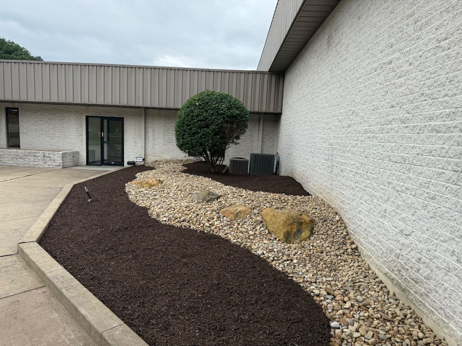 Gallery photos for Stunning Commercial Space Landscape Transformation: Image #4