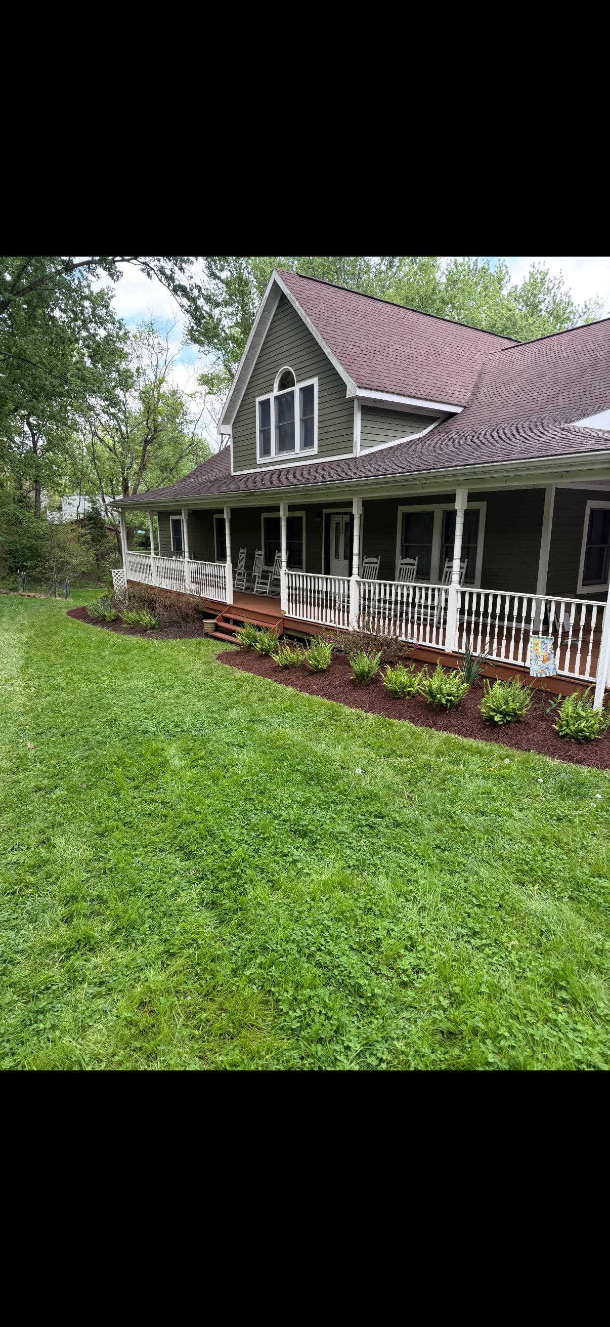 Gallery photos for Fresh Mulch and New Plants Made This Home's Curb Appeal Pop: Image #1