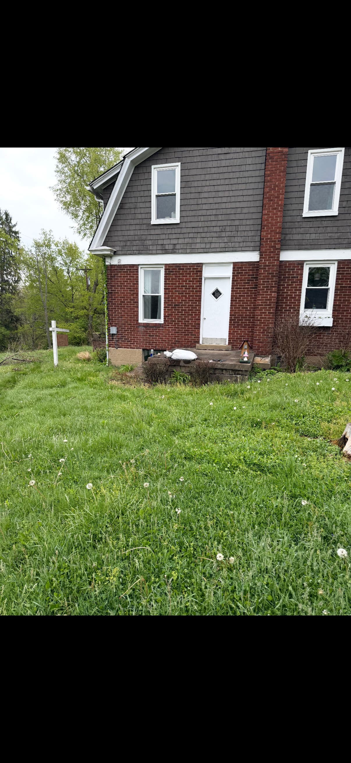 Gallery photos for Overgrown Mulch Beds Cleaned Up and Finished with Fresh Brown Mulch: Image #2
