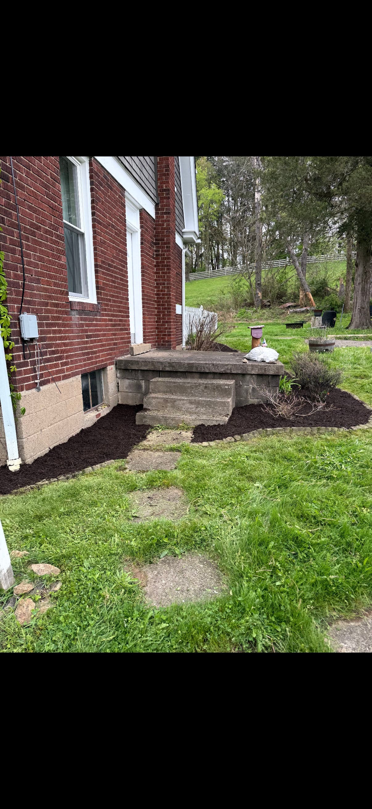 Gallery photos for Overgrown Mulch Beds Cleaned Up and Finished with Fresh Brown Mulch: Image #4