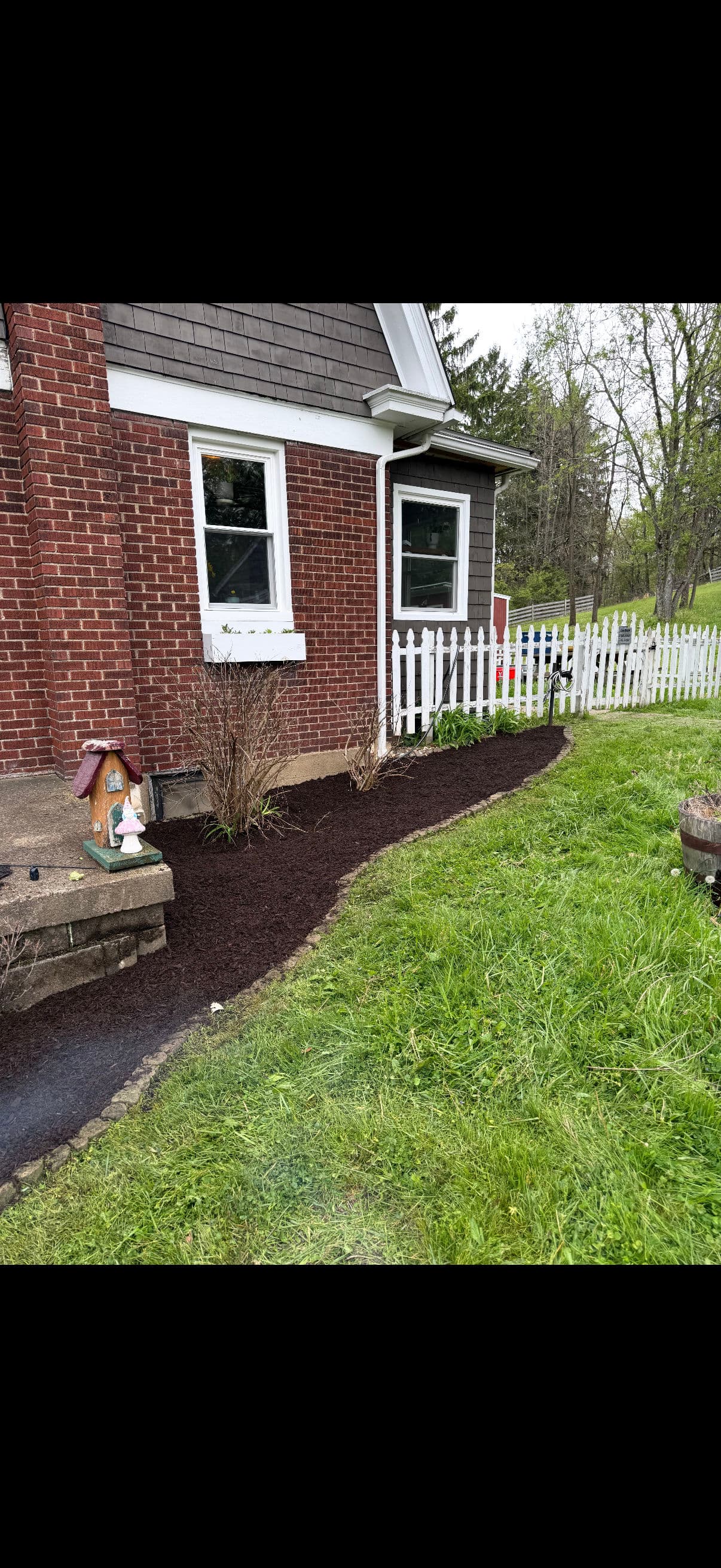 Gallery photos for Overgrown Mulch Beds Cleaned Up and Finished with Fresh Brown Mulch: Image #3