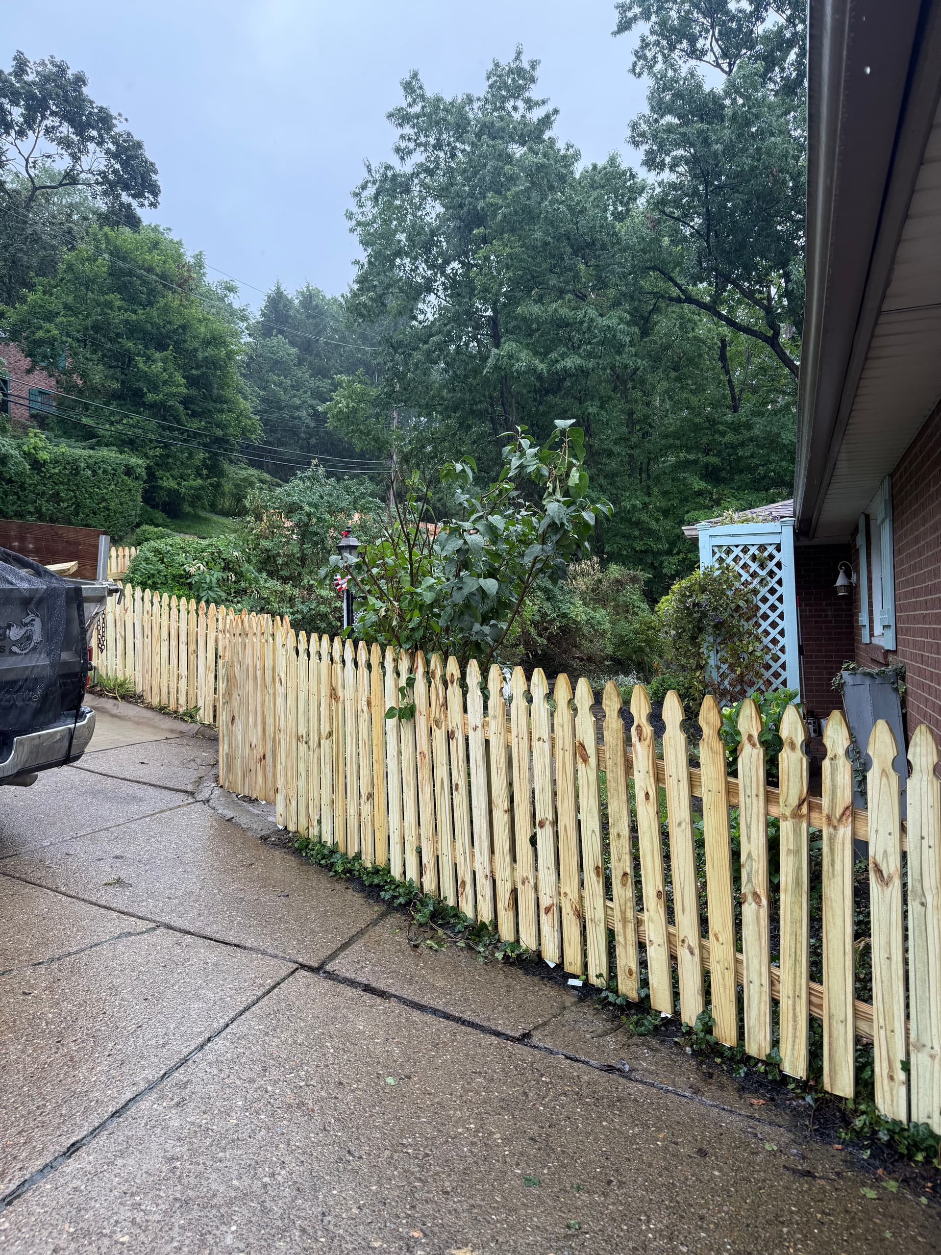 Gallery photos for Decorative Wood Picket Fence That Actually Finishes the Front Yard: Image #2