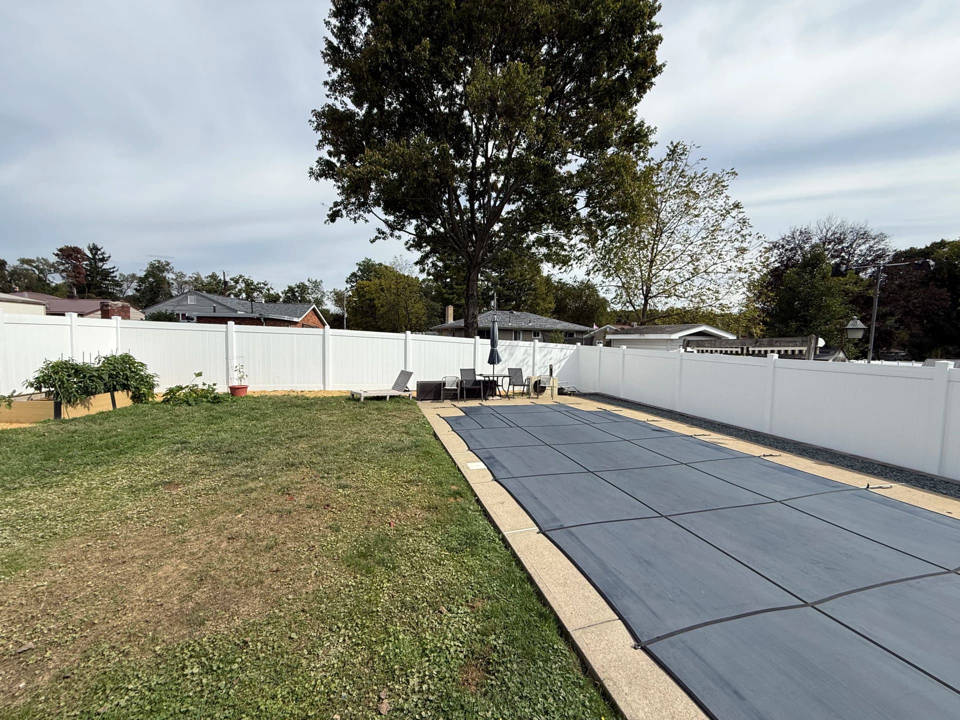 Gallery photos for 6-Foot White Vinyl Privacy Fence with Retaining Wall and Decorative Stone: Image #4