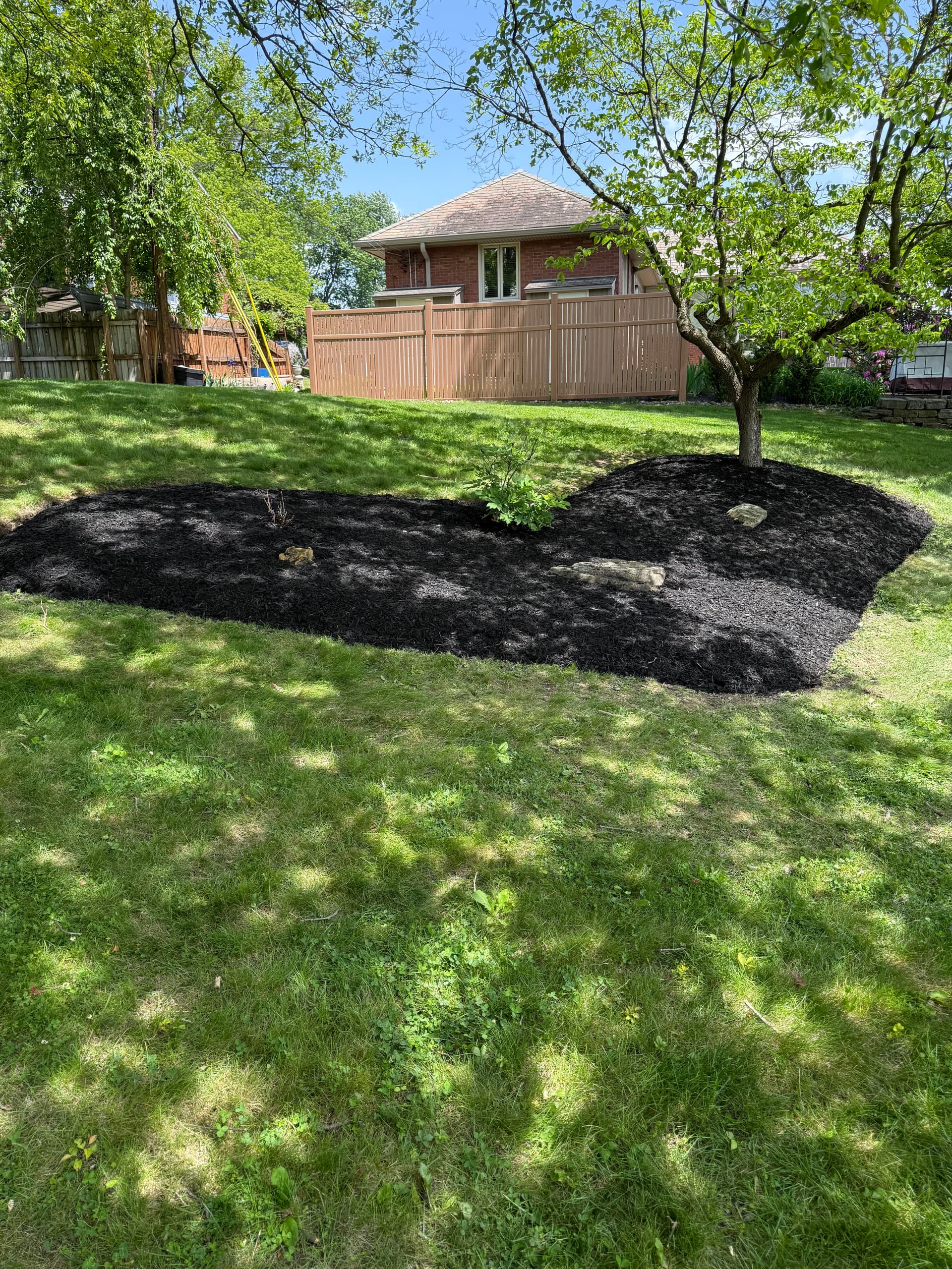 Gallery photos for This Heart-Shaped Mulch Bed Is One of Our Favorites: Image #2