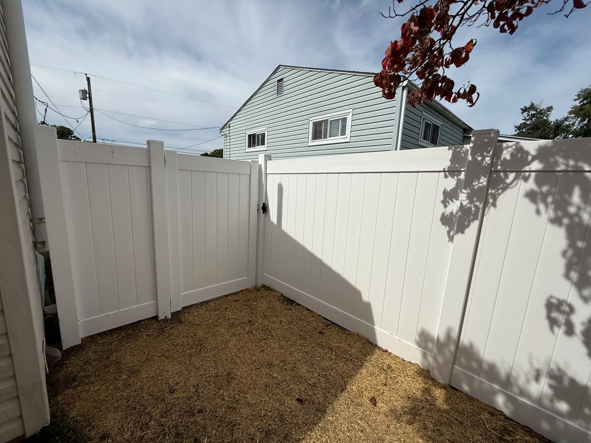 Gallery photos for 6-Foot White Vinyl Privacy Fence with Retaining Wall and Decorative Stone: Image #7