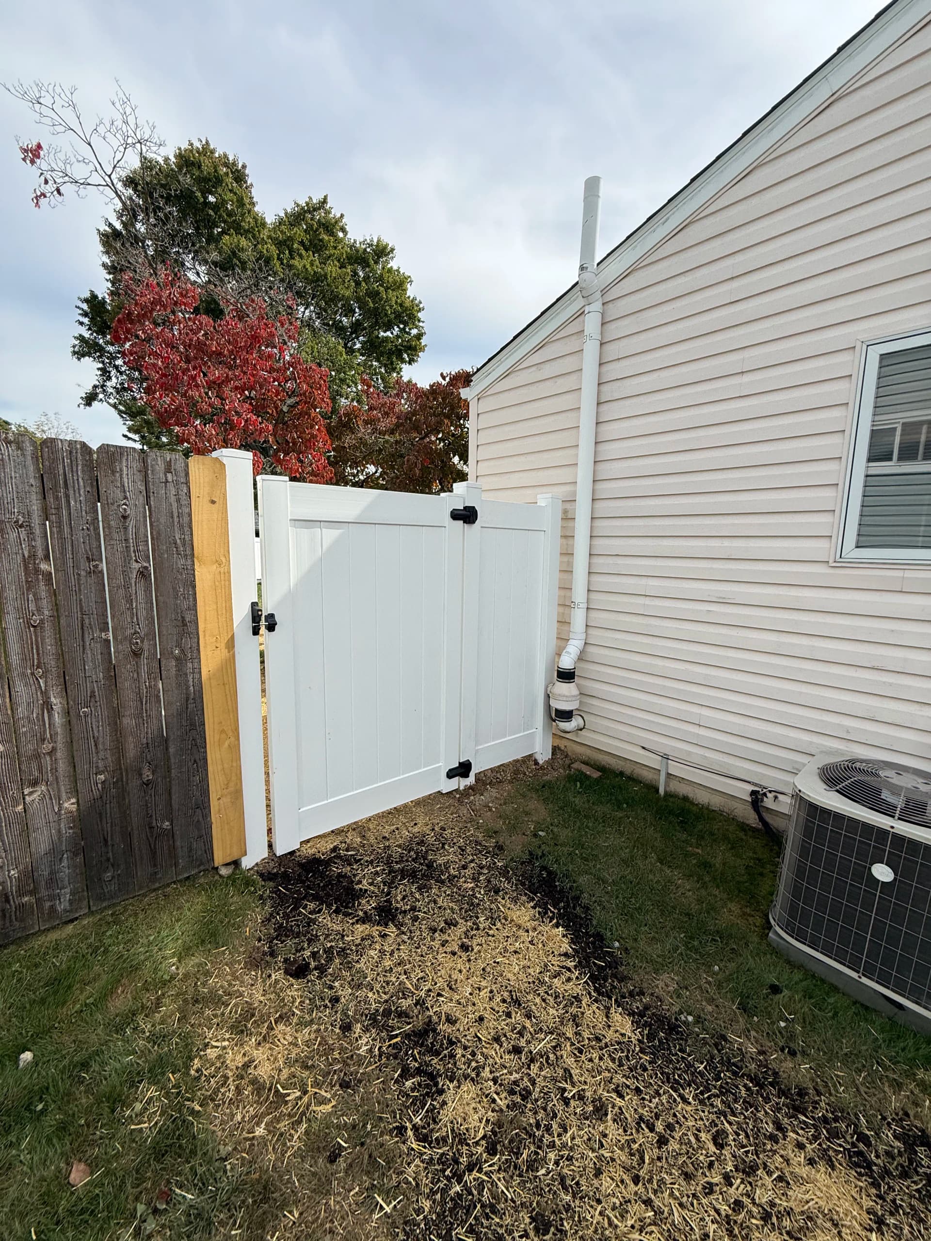 Gallery photos for 6-Foot White Vinyl Privacy Fence with Retaining Wall and Decorative Stone: Image #8