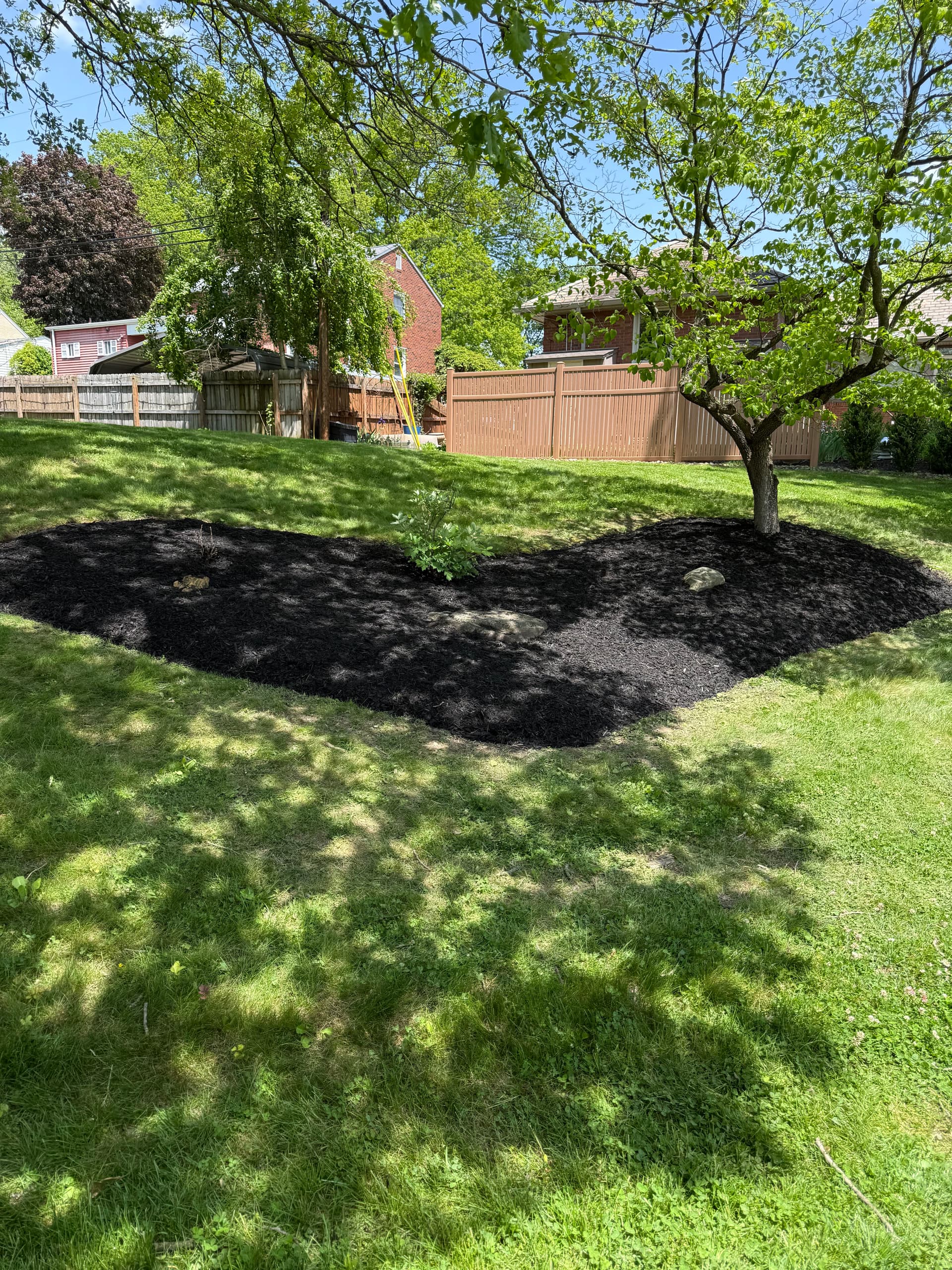Gallery photos for This Heart-Shaped Mulch Bed Is One of Our Favorites: Image #1