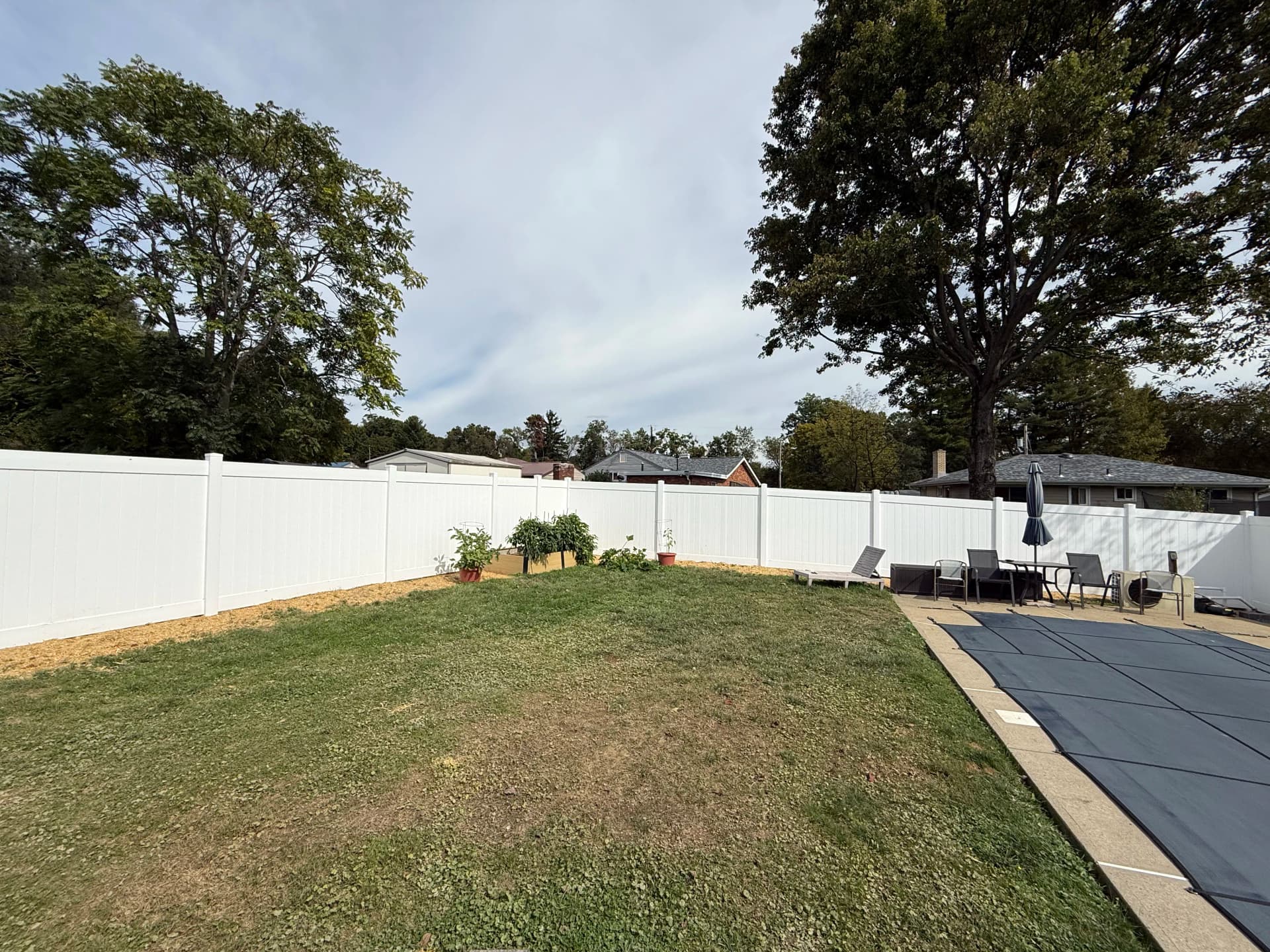 Gallery photos for 6-Foot White Vinyl Privacy Fence with Retaining Wall and Decorative Stone: Image #5