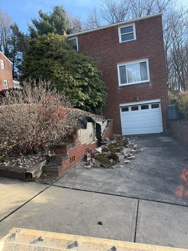 Gallery photos for Sturdy New Retaining Wall Installation: Image #1